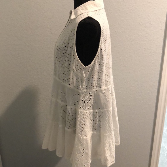 Chelsea & Theodore loose& comfy white eyelet blouse. Collar/v-neck button front. - Picture 3 of 5